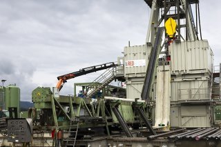 Tout est en place pour démarrer les travaux sur le site de Glovelier/Haute-Sorne. KEYSTONE/PETER KLAUNZER
